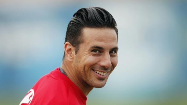 Peru&#039;s national soccer player Claudio Pizarro smiles after a training session in Lima June 3, 2013. Peru will play against Ecuador in Lima on June 7 in a World Cup qualifying soccer match. REUTERS/Enrique Castro-Mendivil (PERU - Tags: SPORT SOCCER HEADSHOT)