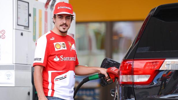 epa03773062 Formula One driver Fernando Alonso is pictured in the Shell Technology Center in Hamburg, Germany, 03 July 2013. The two-time Formula One world champion is visiting the shell laboratory where racing fuels are manufactured. EPA/AXEL HEIMKEN