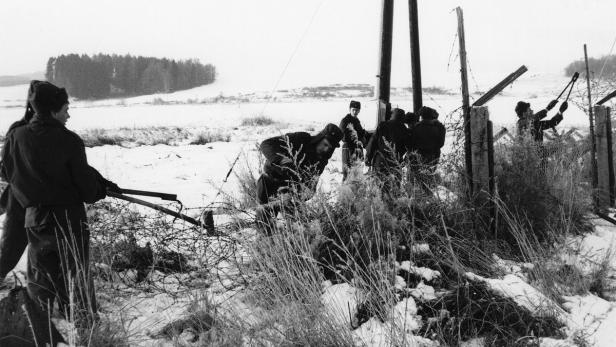 11. Dezember 1989: Tschechoslowakische Soldaten bauen den Grenzzaun zu Oberösterreich ab.