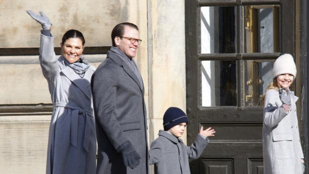 Die schwedische Kronprinzessin Victoria, Prinz Daniel und ihre Kinder winken in die Kamera.
