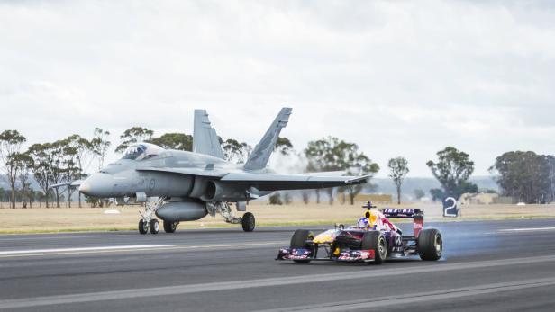 Red Bull F1 im Vergleich mit einem F-18 Kampfjet