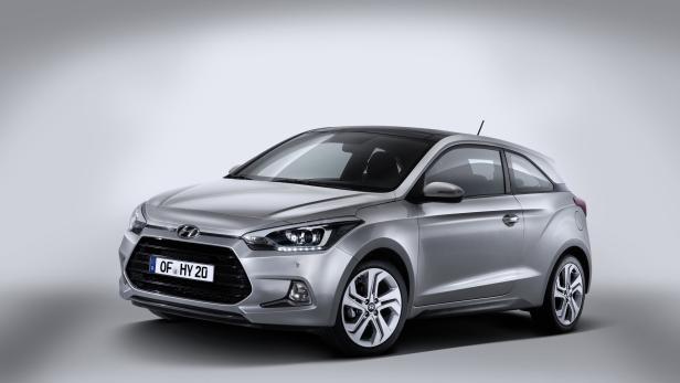 Ein silberner Hyundai i20 vor einem neutralen Hintergrund.