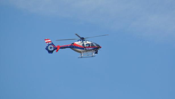 Die Polizei setzte einen Hubschrauber bei der Suche ein (Symbolbild).