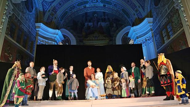 In der Stadtpfarrkirche Sankt Nikolaus in Bad Ischl wird das Krippenspiel, die berührende Weihnachtsgeschichte, alle vier Jahre aufgeführt 