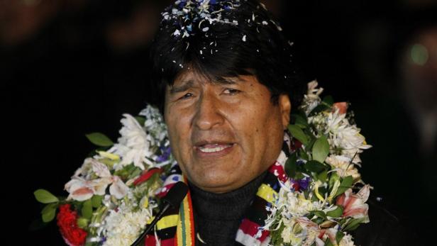 Bolivia&#039;s President Evo Morales is pictured after his arrival at the El Alto airport on the outskirts of La Paz, July 3, 2013. South American leaders, outraged by the diversion of a Bolivian presidential plane in Europe over the Edward Snowden affair, weighed on Wednesday whether to hold an emergency summit to denounce what some called a U.S.-led act of aggression. REUTERS/David Mercado (BOLIVIA - Tags: POLITICS CIVIL UNREST)