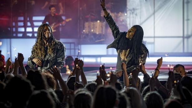 Tijan Njie (re.) als Rob und Elan Ben Ali als Fab: Gemeinsam sind sie Milli Vanilli in „Girl You Know It’s True“ – ab Donnerstag im Kino