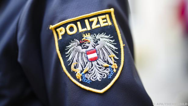 Nahaufnahme eines österreichischen Polizeisymbols auf einer Uniform