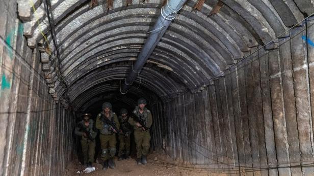 Israelische Soldaten in einem Tunnel nahe dem Grenzübergang Erez