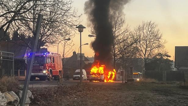 Fahrzeug ging in Ebergassing plötzlich in Flammen auf