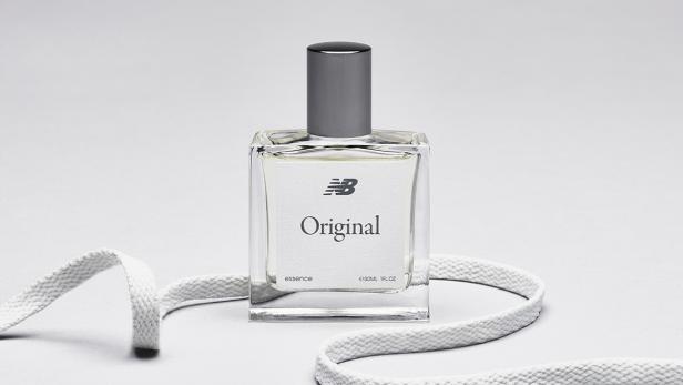 Ein Flakon „Original“-Parfüm von New Balance mit einem weißen Schnürsenkel.
