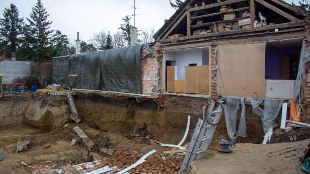 Nach Abriss am Nachbargrundstück droht Haus in Vösendorf nun einzustürzen