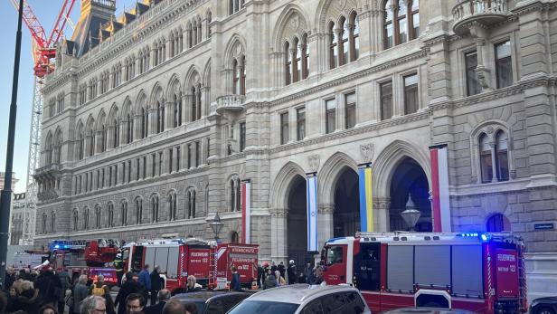 Brand im Wiener Rathaus: Gebäude musste evakuiert werden