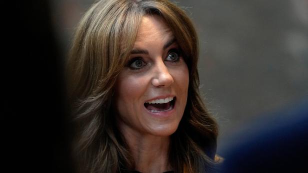 Catherine, Princess of Wales, spricht mit offenem Mund.