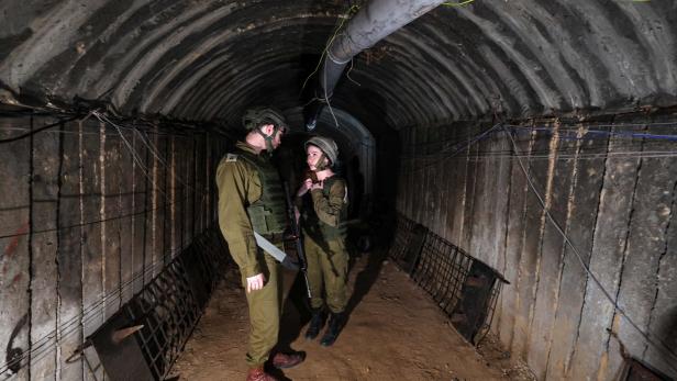 Zwei israelische Soldaten stehen in einem Tunnel