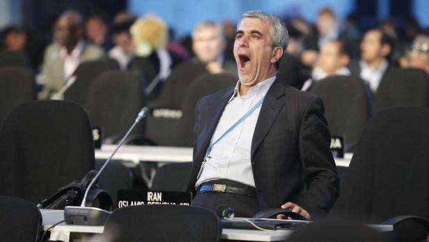 Ein Mann aus dem Iran gähnt während einer Sitzung.