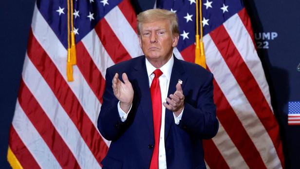 Trump applaudiert vor USA-Flagge