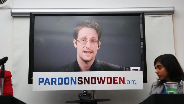 Edward Snowden wird auf einem Bildschirm während einer Veranstaltung gezeigt.