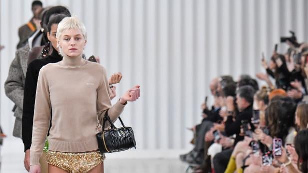 Emma Corrin auf dem Laufsteg für Miu Miu, No Pants Look.