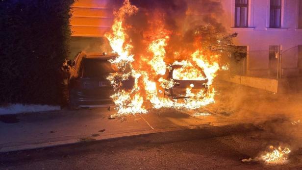 Hoher Sachschaden: Spektakulärer Autobrand in Wien-Hietzing