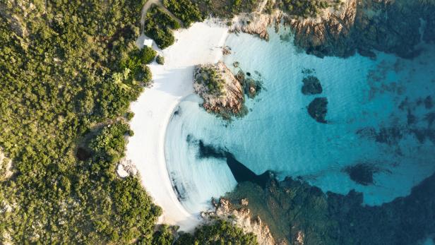 Luftaufnahme eines Strandes auf Santorini.