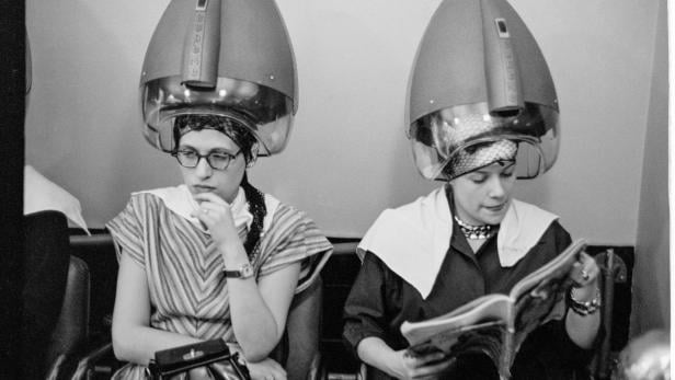 Zwei Frauen unter dem Haartrockner, New York 1949