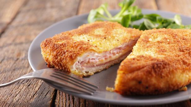Cordon bleu mit goldbrauner Panade und schmelzendem Käse.