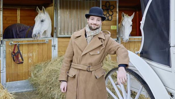 Fiaker Marco Pollandt in Kutscher-Uniform und sein weißes Pferd Jimmy 