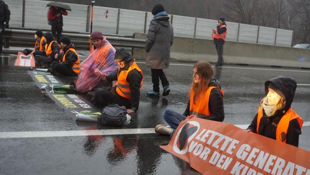 "Letzte Generation" klebte sich in Weihnachtsverkehr fest