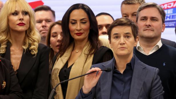 Ana Brnabić spricht am Wahlabend auf einer Bühne, hinter ihr stehen ihre Parteigenoss:innen.