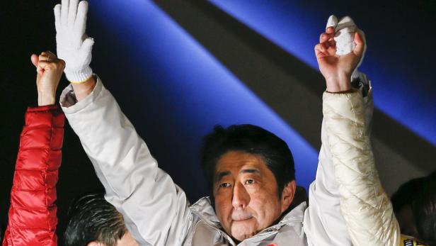 Shinzo Abes Partei kommt mit gemeinsam mit dem Koalitionspartner auf eine Zweidrittel-Mehrheit.