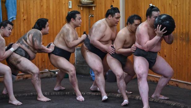 Sumo-Ringer beim Aufwärmen für einen Kampf