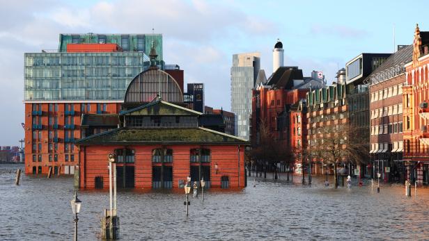 Der Fischmarkt in Hamburg wurde bei einer Sturmflut überflutet