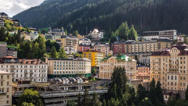 Blick auf Bad Gastein mit seinen historischen Hotels vor einem bewaldeten Berghang.