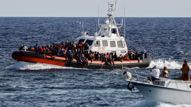 Migrantenboot vor Lampedusa: Zehn Leichen an Bord entdeckt