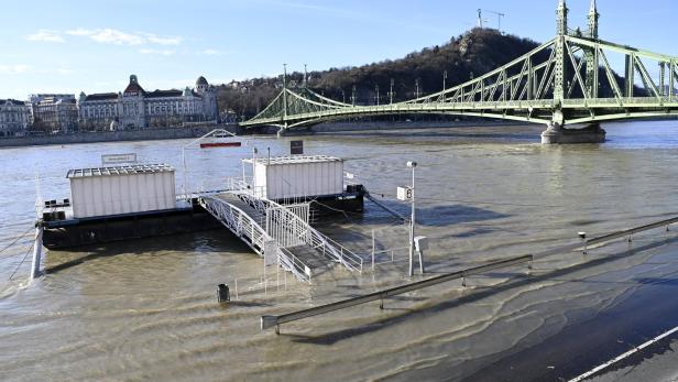 Hochwasser in Deutschland, in Budapest tritt Donau übers Ufer