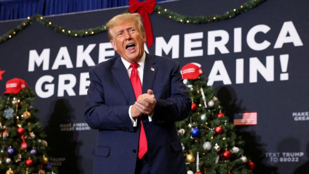 Donald Trump vor einem Weihnachtsbaum