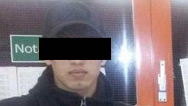 Ein junger Mann mit Kappe, dessen Gesicht unkenntlich gemacht wurde.