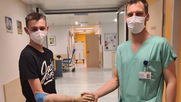 Tobias Messerer mit Handchirurg Konstantin Bergmeister. Der Mediziner spricht sich für eine bionische Prothese aus