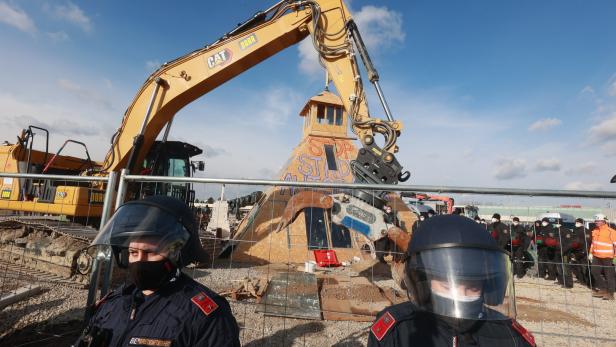 Die Räumung des Lobau-Protestcamps im Februar 2022. Polizisten bewachen die Szene