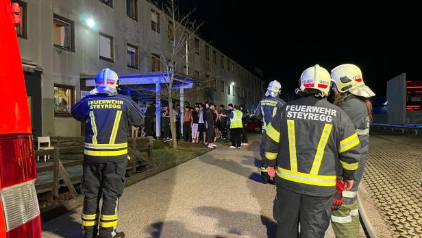 Feuerwehrfrauen bei Brand vor  Asylheim  in Steyregg belästigt