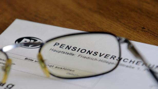 THEMENBILD-PAKET: PENSIONEN Eine Pensionsversicherung der R+V Versicherung, gesehen durch eine Brille.