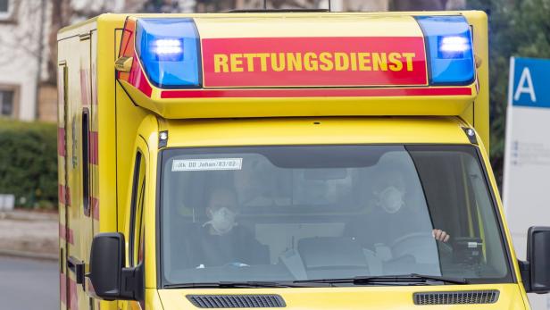 Ein gelber Rettungswagen mit Blaulicht und der Aufschrift „Rettungsdienst“.