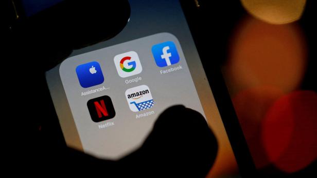 FILE PHOTO: The logos of mobile apps, Google, Amazon, Facebook, Apple and Netflix, are displayed on a screen in this illustration picture Drastisch gesunken: Weltweit 25 Prozent Rückgang bei Serienproduktion