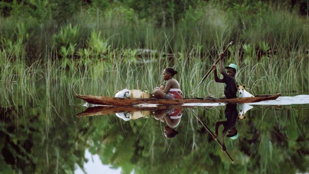 MADAGASKAR, 1997; Riverains du canal des Pangalanes. | People living along the Canal des Pangalanes. | Uferbewohner am Pangalanes-Kanal.
