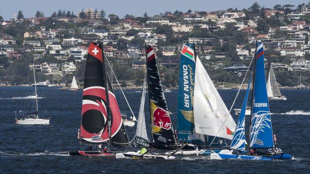 Harte Duelle: Alinghi (li.) vor dem Red-Bull-Team, Oman Air und dem Team Russia