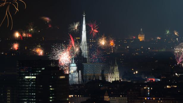 Feuerwerk beim Stephansdom in Wien