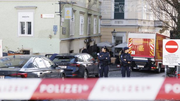 Polizeiabsperrung und Feuerwehr vor Lokal