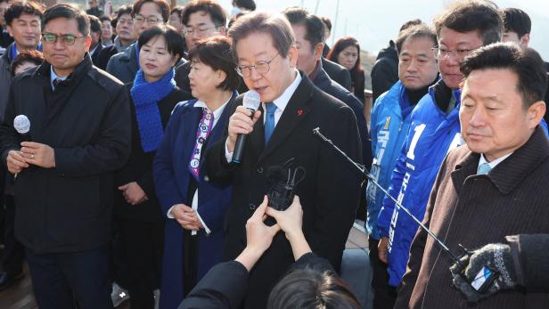 Südkorea: Oppositionsführer in den Hals gestochen