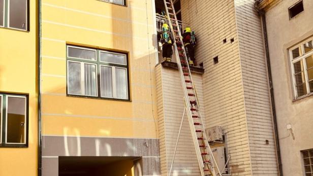 Über eine Leiter stiegen Atemschutzrupps zum brennenden Balkon auf