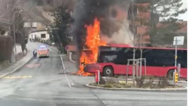 An der Endstation der Linie A in Sadrach ging das Fahrzeug in Flammen auf
